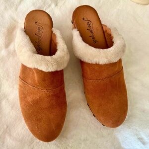 Free People Chalet Sherling Clogs-Size 40